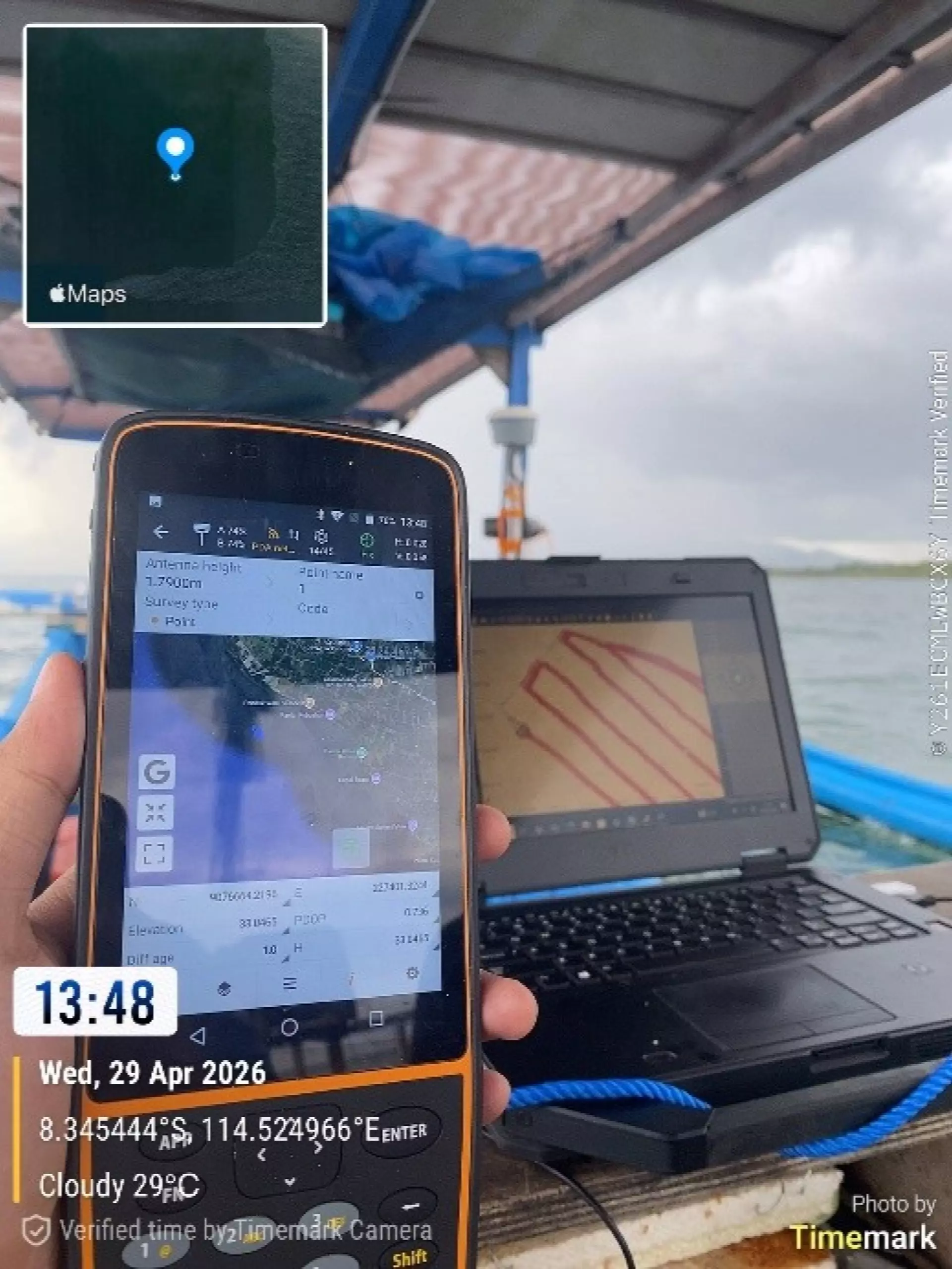 Kegiatan survei kelautan menggunakan peralatan pengambilan sampel