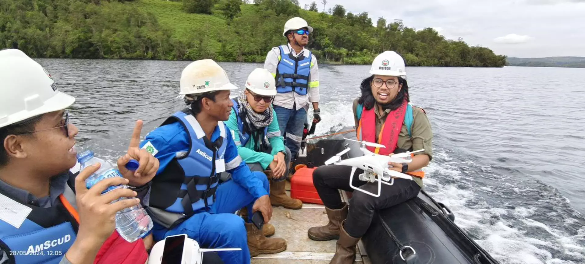 Tim teknis di lokasi survey